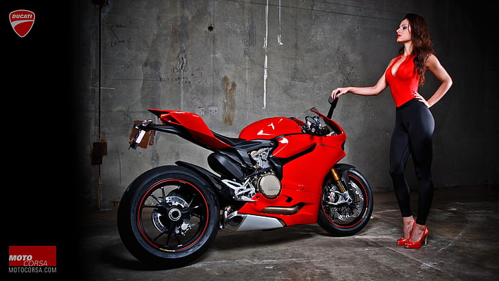 자전거를 타는 여성, Ducati 1199, 오토바이, 엉덩이 손, 타이트한 옷, 빨간 발 뒤꿈치, 하이힐, HD 배경 화면