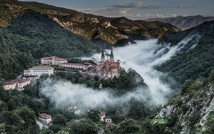 Covadonga, Asturias, Hiszpania, Picos de Europa, dom, góry, drzewa, zdjęcie zamku, Covadonga, Asturias, Hiszpania, dom, góry, drzewa, Tapety HD