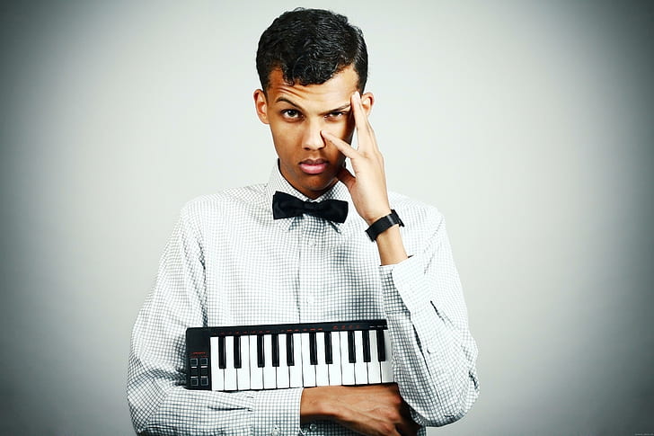 Stromae con pianoforte, melodica nera, stromae, piano, cantante, celebrità, musica, Sfondo HD