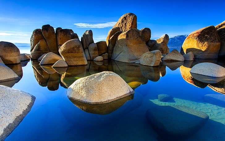 formación de roca marrón, naturaleza, paisaje, agua, mar, piedras, nubes, roca, colinas, luz solar, reflexión, bajo el agua, calma, azul, aguas tranquilas, Fondo de pantalla HD