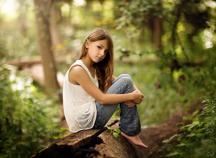 жена, седнала на дърво, влиза в селективен фокус фотография, природа, дънки, момиче, сама, HD тапет
