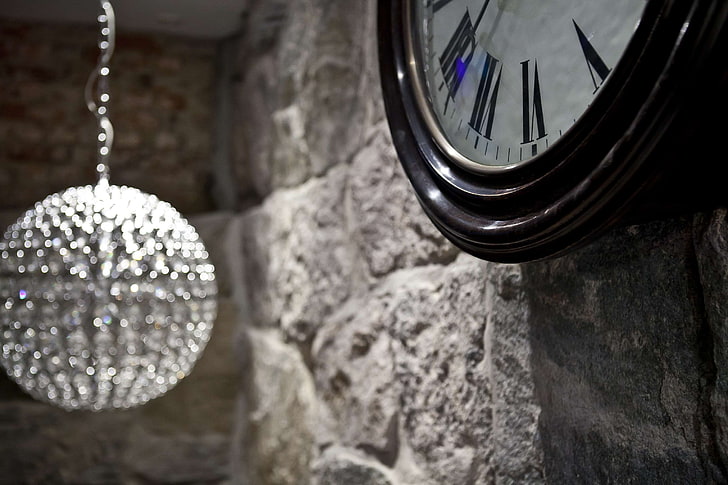 reloj, hogar, interior, lámpara, muro de piedra, Fondo de pantalla HD