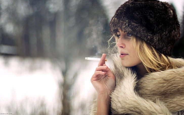 blondes, cigarettes, manteau, fourrure, filles, chapeaux, fumer, hiver, femmes, Fond d'écran HD