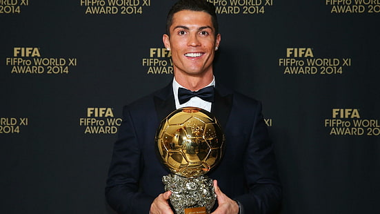 Cristiano Ronaldo, vincitore del Pallone d'Oro FIFA del Portogallo e del Real Madrid, pone con il suo premio, fifa, ballon d'or, 2015, calcio, cristiano ronaldo, Sfondo HD HD wallpaper