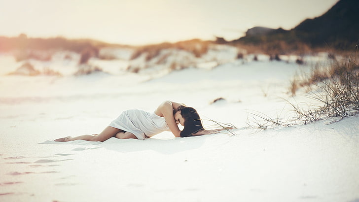 femme en robe blanche sur une plage de sable sous le ciel gris, femmes, plage, sable, brune, modèle, cheveux longs, femmes en plein air, à l'extérieur, jambes, pieds nus, Fond d'écran HD
