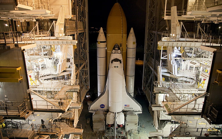 пейзажна снимка на космическа совалка вътре в съоръжението, Space Shuttle Discovery, НАСА, космическа совалка, HD тапет