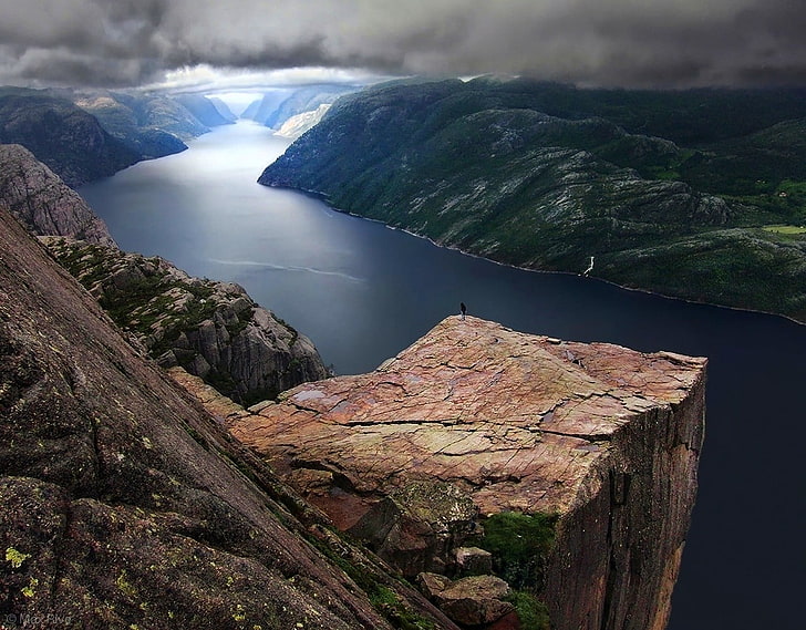 кафява и черна дървена маса, Preikestolen, Норвегия, фиорд, облаци, скала, планини, море, зелено, синьо, природа, пейзаж, HD тапет