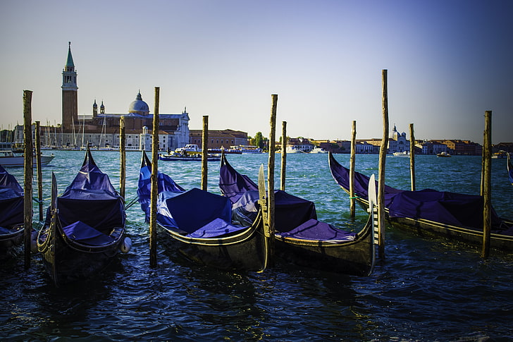 Cuatro canoas marrones, Venecia, Italia, góndolas, río, Fondo de pantalla HD