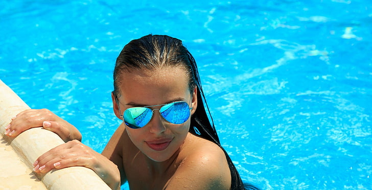kobieta ubrana w czarne okulary przeciwsłoneczne w stylu lotniczym w basenie, MetArt, brunetka, okulary przeciwsłoneczne, basen, topless, kobiety, odbicie, twarz, Tapety HD