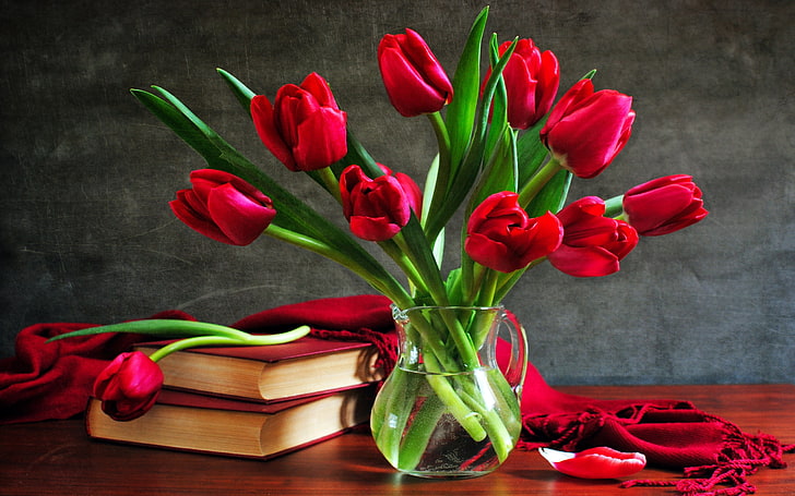 красные розы, тюльпаны, цветы, ваза, книги, лепесток, накидка, стол, HD обои