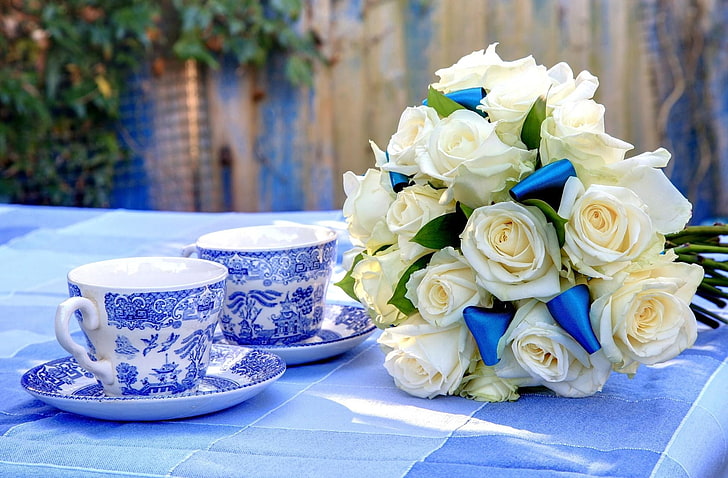 white rose bouquet and two white-and-blue floral teacup with saucers, roses, flowers, white, flower, ribbon, table, tea pairs, HD wallpaper