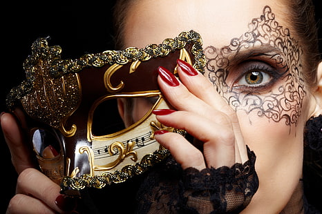 złota maska ​​wenecka, dziewczyna, twarz, dłonie, makijaż, maska, czerwony, paznokcie, złota, zielonooki, karnawał, Tapety HD HD wallpaper