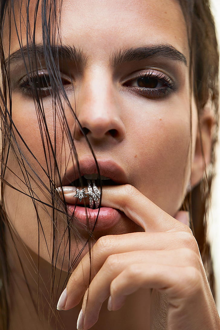 Emily Ratajkowski, mulheres, modelo, morena, cabelos escuros, rosto, closeup, dedo na boca, HD papel de parede, papel de parede de celular