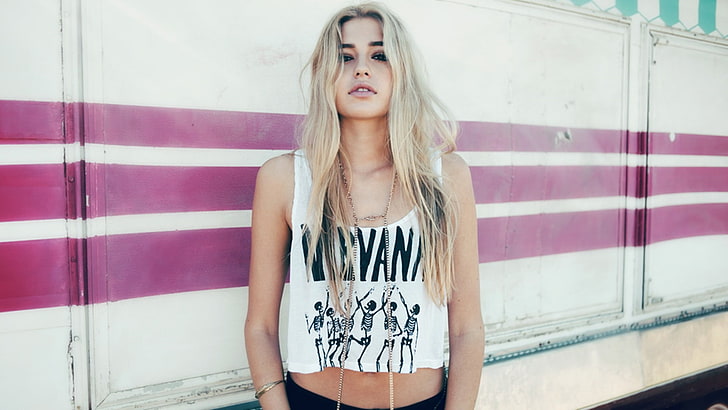 woman in white tank top standing on white wall, women, Nirvana, blonde, lips, juicy lips, HD wallpaper