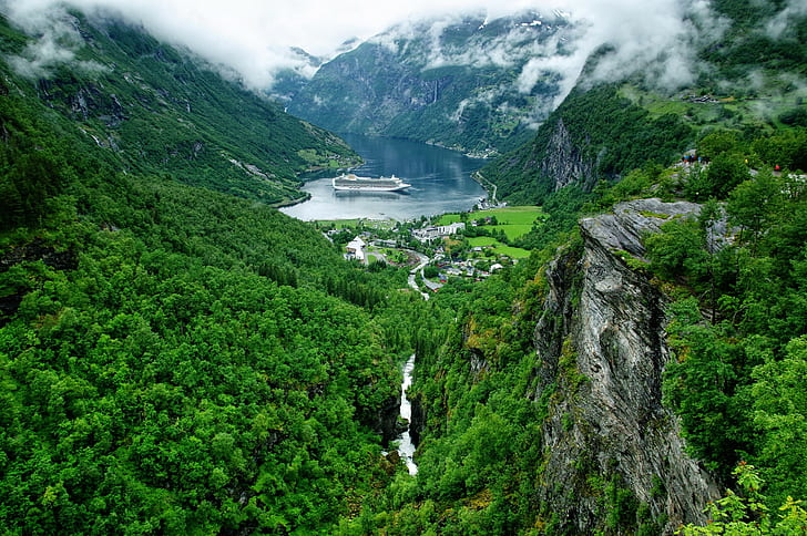 Fiord Geiranger, Norwegia, zielone drzewo, Norwegia, góry, panorama, statek, wioska, Geiranger, fiord Geiranger, fiord, Tapety HD