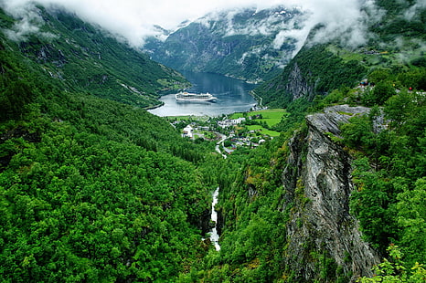Geiranger fjord, Norwegia, pohon hijau, Norwegia, pegunungan, panorama, kapal, desa, Geiranger, Geiranger fjord, fjord, Wallpaper HD HD wallpaper