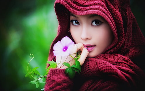 kvinnors röda topp, kvinna som bär röd stickad sjal nära rosa kronblomma, kvinnor, modell, kvinnor utomhus, asiatisk, tittar på betraktaren, bruna ögon, blommor, huvor, tröja, löv, ansikte, bitande finger, porträtt, ringar, skärpedjup, HD tapet HD wallpaper