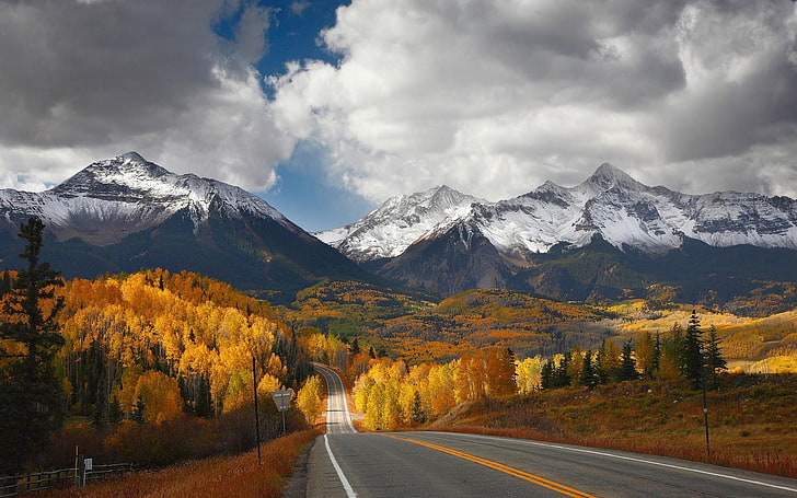 灰色の道路、日中の灰色の道路、風景、自然、山、道路、森林、秋、雪のピーク、フェンス、雲、谷、 HDデスクトップの壁紙