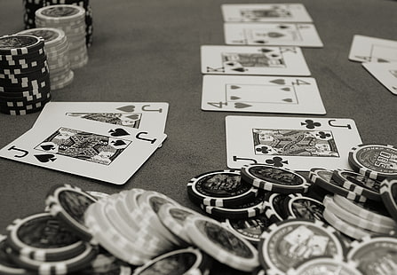 fotografi grayscale dari chip poker dan kartu remi, kartu, abu-abu, poker, Wallpaper HD HD wallpaper