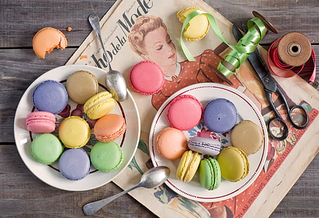 deux assiettes de macarons français, macarons, desserts, biscuits, colorés, Fond d'écran HD HD wallpaper