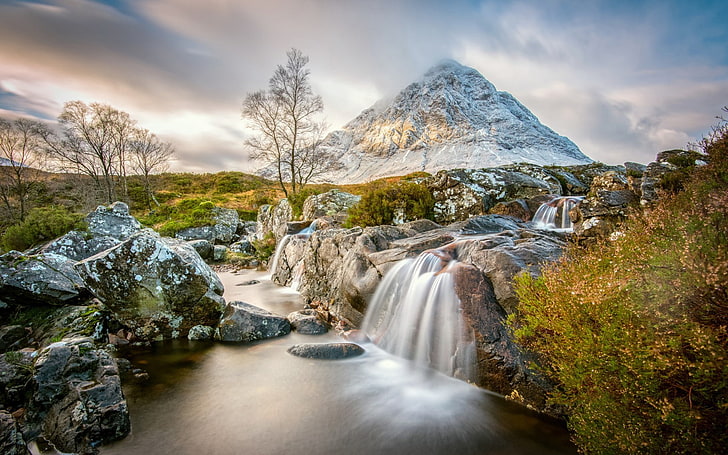 naturaleza, paisaje, montañas, agua, lago, árboles, Escocia, Reino Unido, roca, cascada, nubes, nieve, pico nevado, larga exposición, Fondo de pantalla HD