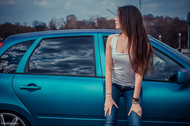 teal SUV และเสื้อแขนกุดสีเทาของผู้หญิง, ผู้หญิง, รถ, ผมยาว, ผู้หญิงที่มีรถ, สีน้ำตาล, วอลล์เปเปอร์ HD
