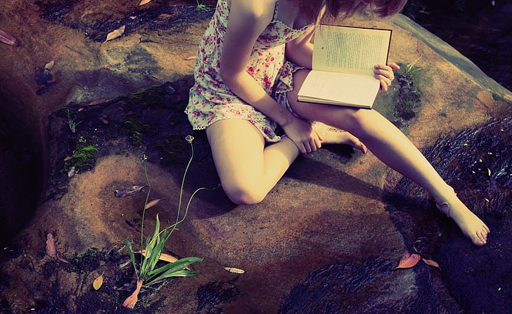 少女読書、女性の白とピンクの花柄ノースリーブミニドレス、かわいい、少女、読書、 HDデスクトップの壁紙