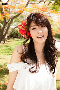 Mikie Hara, asiat, kvinnor, modell, kvinnor utomhus, blomma i hår, rödbrunt hår, HD tapet HD wallpaper