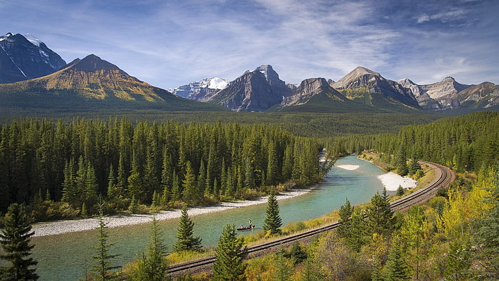 vista panorámica de la carretera de concreto gris al lado del lago, Canadá, paisaje, río, ferrocarril, montañas, bosque, Fondo de pantalla HD