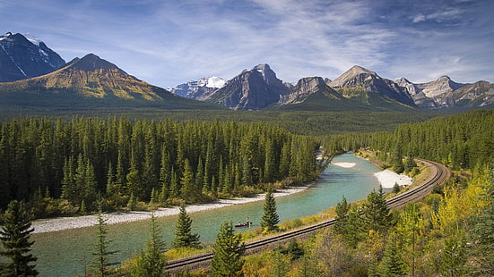 มุมมองตานกของถนนคอนกรีตสีเทาข้างทะเลสาบแคนาดาทิวทัศน์แม่น้ำรถไฟภูเขาป่าไม้, วอลล์เปเปอร์ HD HD wallpaper