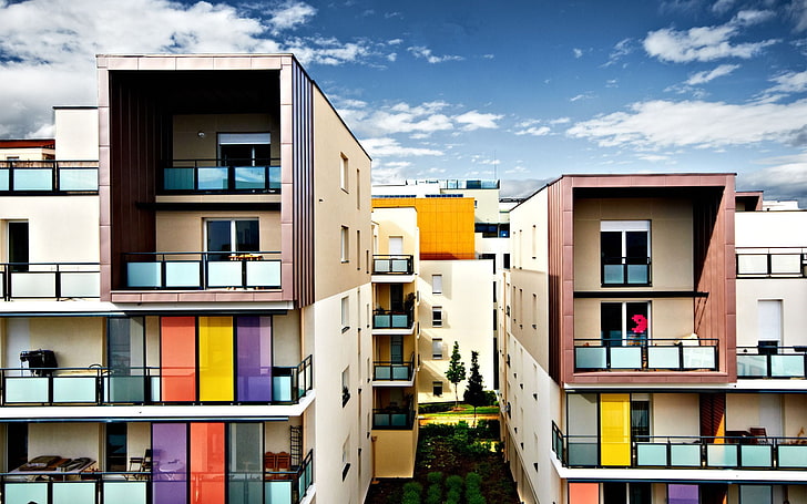 Tagsüber weißes und braunes Betonhochhaus, Wohnungen, Balkon, Pac-Man, HD-Hintergrundbild