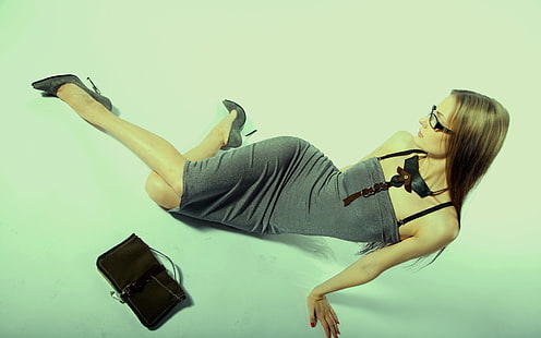 top da donna grigio con cinturino spaghetti, occhiali, donna, modello, Sfondo HD HD wallpaper