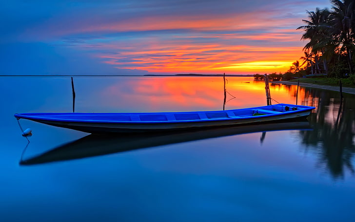 Tropischer Sonnenuntergang Boot Palmen Orangenhimmel Spiegelbild Im Wasser Hd Wallpaper 3840 × 2400, HD-Hintergrundbild