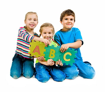 Das blaue T-Shirt des Jungen mit Rundhalsausschnitt, Kinder, Buchstaben, Alphabet, Englisch, weißer Hintergrund, Puzzlespiele, HD-Hintergrundbild HD wallpaper