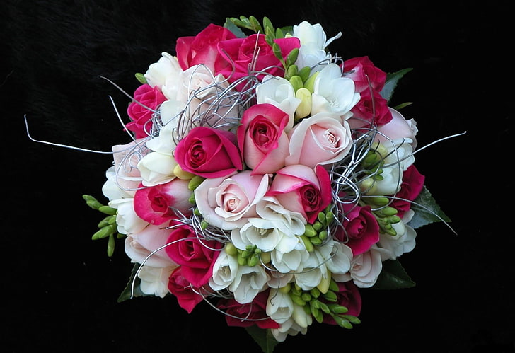 ramo de rosas rojas y blancas, rosas, flores, ramo, decoración, belleza, fondo negro, Fondo de pantalla HD