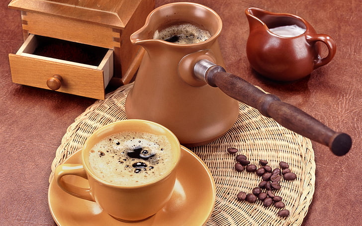 茶色のトルココーヒーポット、受け皿付き茶色のセラミックティーカップ、茶色のセラミックピッチャー、引き出し付きの茶色の木箱、コーヒー、トルコ人、飲み物、カップ、穀物、 HDデスクトップの壁紙