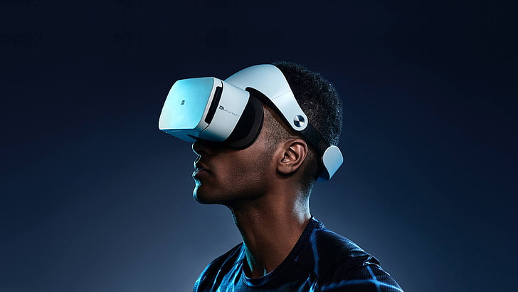 رجل يرتدي سماعة رأس للواقع الافتراضي باللونين الأبيض والأسود ، MI VR ، Xiaomi ، VR ، الواقع الافتراضي ، سماعة رأس VR، خلفية HD