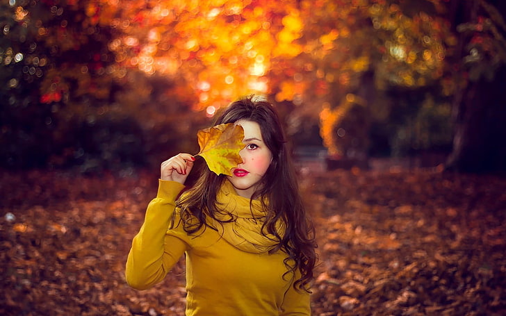 Frauen Gold Sweatshirt, Frauen, Jahreszeiten, Frauen im Freien, Blätter, Herbst, Brünette, HD-Hintergrundbild