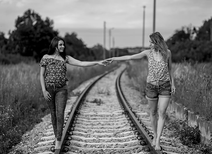 holding hands, railway, monochrome, women, women outdoors, 500px, Włodzimierz Szymański, HD wallpaper