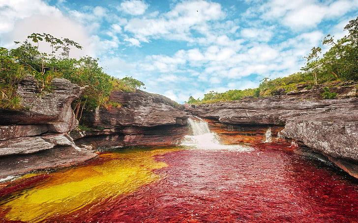 Der kolumbianische Fluss Cano Cristales wird als Fluss der fünf Farben oder als Regenbogenflüssigkeit des Flusses Guayabero 3840 × 2400 bezeichnet, HD-Hintergrundbild