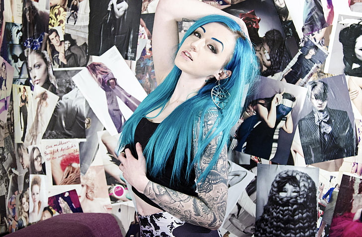 czarny damski podkoszulek, Suicide Girls, tatuaż, niebieskie włosy, plakat, ręce na głowie, Tapety HD