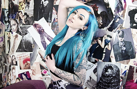 camisola de alças preta feminina, Suicide Girls, tatuagem, cabelo azul, cartaz, mãos na cabeça, HD papel de parede HD wallpaper