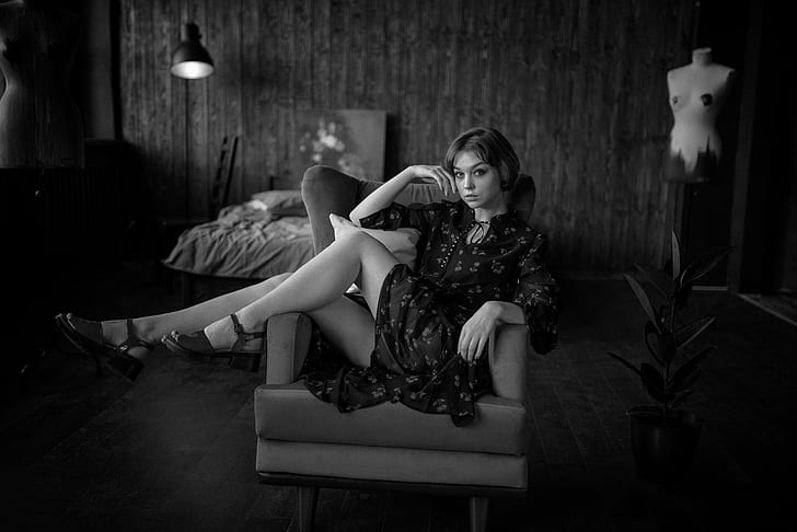 Olya Pushkina, kvinnor, modell, tittar på tittaren, inomhus, porträtt, svartvit, klänning, ben, sandaler, sittande, soffa, säng, kort hår, rörande ansikte, kvinnor inomhus, Georgy Chernyadyev, HD tapet