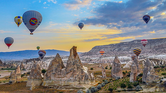 In mongolfiera sopra i camini delle fate, vicino a Goreme, Cappadocia, Turchia, architettura, Sfondo HD HD wallpaper