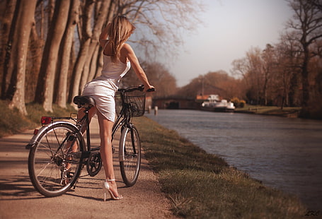 ชุดเดรสสีขาวของผู้หญิง, ผู้หญิง, สีบลอนด์, ชุดเดรส, รองเท้าส้นสูง, ผู้หญิงนอกบ้าน, จักรยาน, ต้นไม้, แม่น้ำ, ชุดเดรสสีขาว, ขา, วอลล์เปเปอร์ HD HD wallpaper