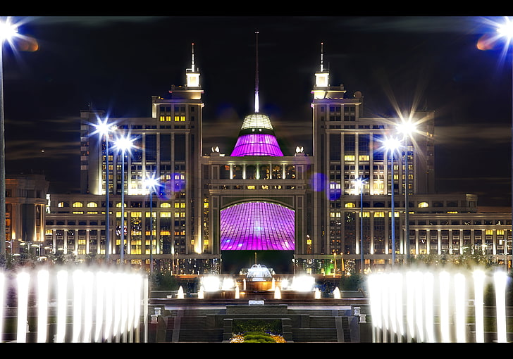 Edificio de hormigón marrón, luces, la noche, Kazajstán, Astaná, Khan Shatyr, Fondo de pantalla HD
