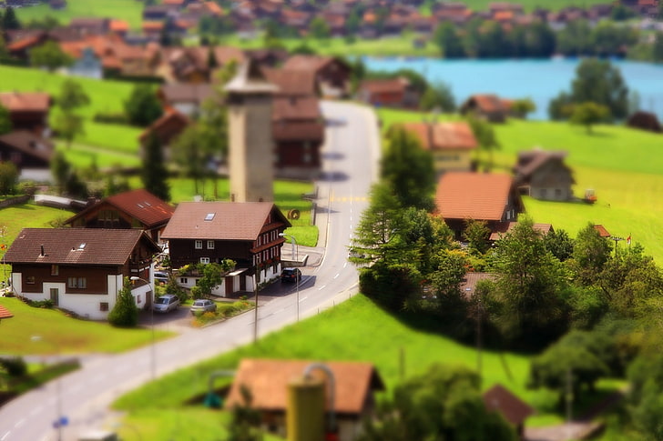 braunes 2-stöckiges Haus, Foto von Häusern und grünen Bäumen, Dorf, Tilt Shift, HD-Hintergrundbild