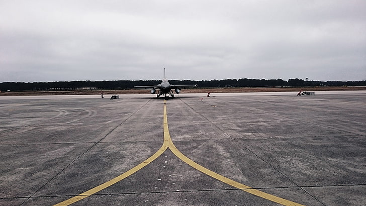 طائرة مقاتلة سوداء من طراز جنرال ديناميكس F-16 Fighting Falcon ، طائرة عسكرية ، مقاتلة نفاثة، خلفية HD