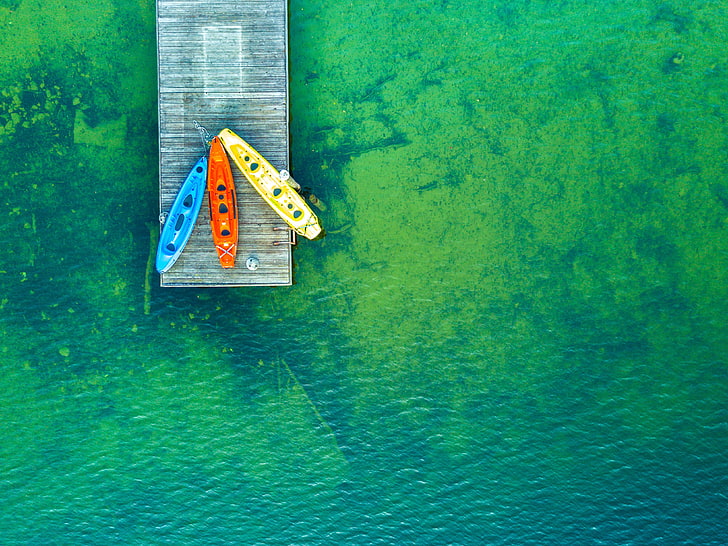 Foto von drei Kajaks auf Dock, Grün, Wasser, Pier, Natur, Brummenfoto, HD-Hintergrundbild