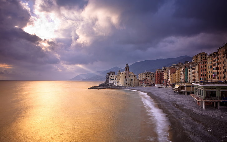 braunes konkretes Gebäude, Architektur, Küstenlinie, camogli, Italien, Wolken, Meer, HD-Hintergrundbild